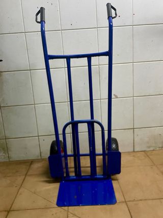 Carretilla azul con ruedas