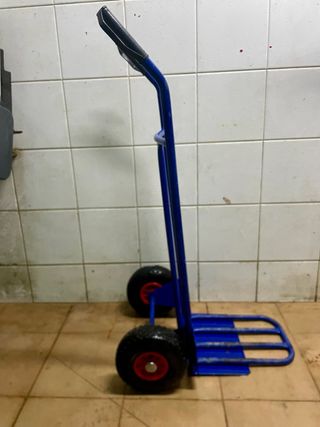 Carretilla azul con ruedas