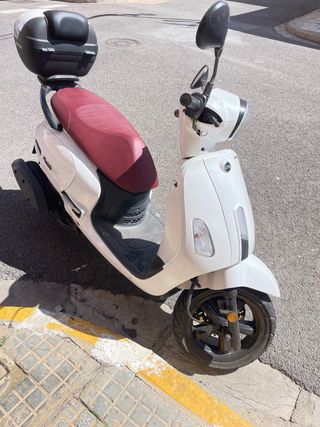 SYM Fiddle 125cc Scooter Blanca y Roja
