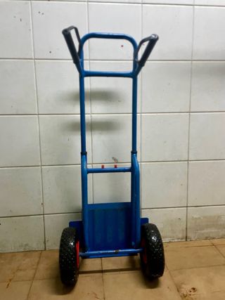 Carretilla azul con ruedas
