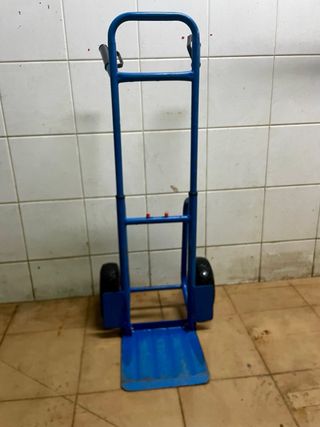 Carretilla azul con ruedas