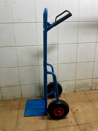Carretilla azul con ruedas