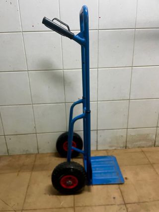Carretilla azul con ruedas