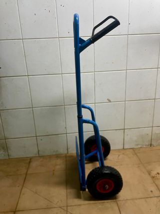 Carretilla azul con ruedas