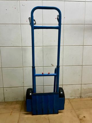 Carretilla azul con ruedas
