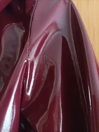 Chubasquero brillante burdeos con forro