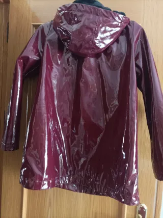 Chubasquero brillante burdeos con forro