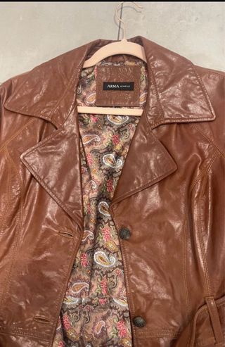 Trench de cuero marrón con estampado