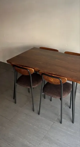 Mesa de comedor y 4 sillas