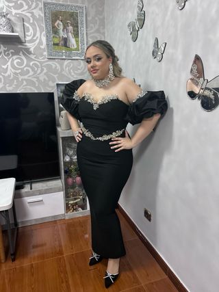 Vestido de fiesta negro con pedrería