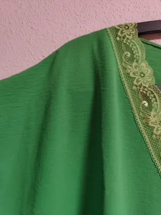 Camiseta de chica talla 44-46 con encaje.