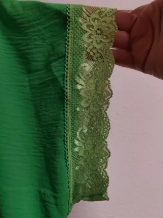 Camiseta de chica talla 44-46 con encaje.