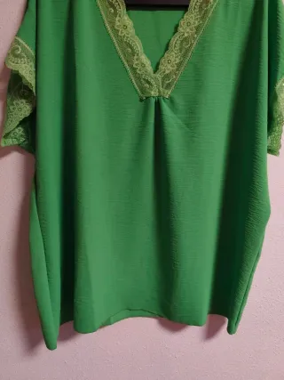 Camiseta de chica talla 44-46 con encaje.