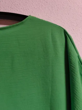 Camiseta de chica talla 44-46 con encaje.