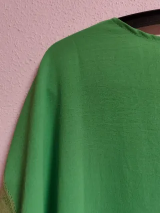 Camiseta de chica talla 44-46 con encaje.