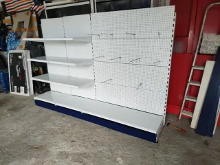 Estantería de tienda blanca