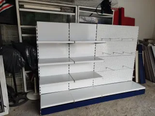 Estantería de tienda blanca