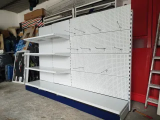 Estantería de tienda blanca