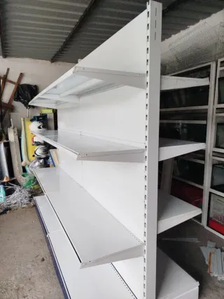 Estantería de tienda metálica blanca
