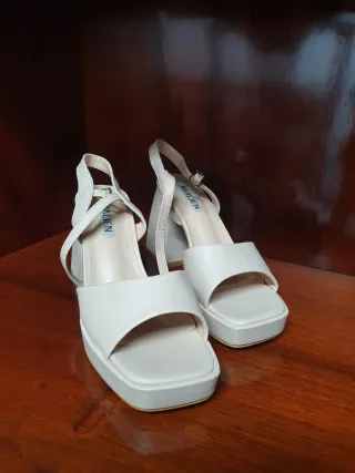 Zapatos de tacón beige plataforma
