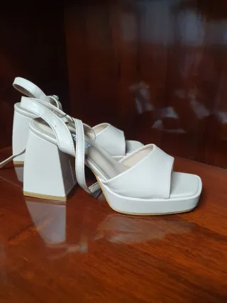 Zapatos de tacón beige plataforma