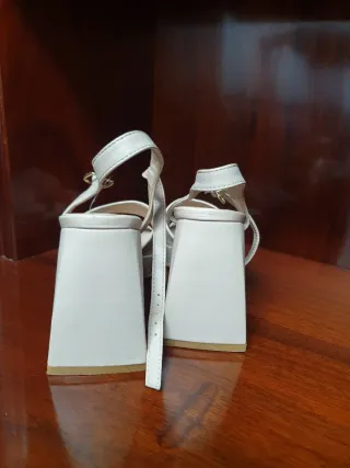 Zapatos de tacón beige plataforma