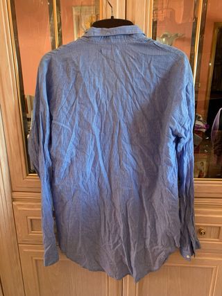 Camisa azul de rayas bordada con pájaros y flores