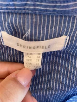 Camisa azul de rayas bordada con pájaros y flores