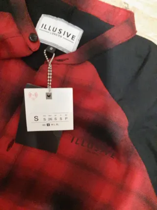 Camisa Talla S-M Illusive London Roja/Negra. NUEVA