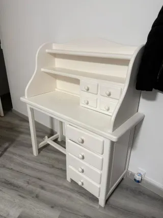 Escritorio infantil blanco con estantería