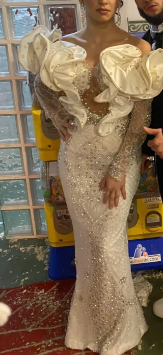 Vestido de novia de pedreria con cola talla 34/32