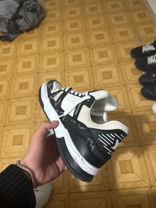 Zapatilla Louis Vuitton Negra y Blanca