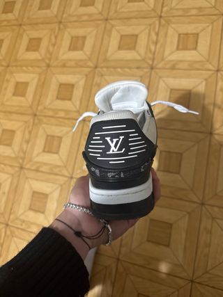 Zapatilla Louis Vuitton Negra y Blanca