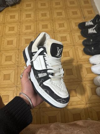 Zapatilla Louis Vuitton Negra y Blanca