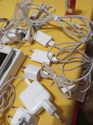 Lote Apple: iPhone, iPod Shuffle, Accesorios