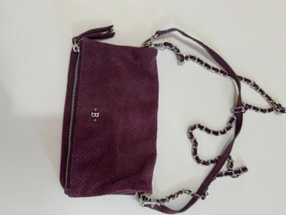 Bolso de ante morado con cadena