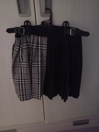 Falda mitad negra, mitad cuadros
