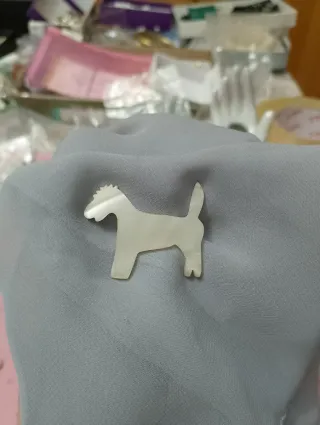 Spilla cane madreperla