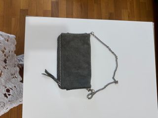 Bolso de ante gris con cadena