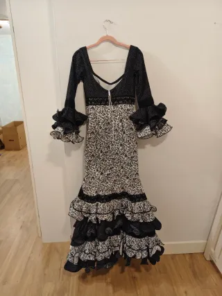 Traje de Flamenca Negro y Blanco