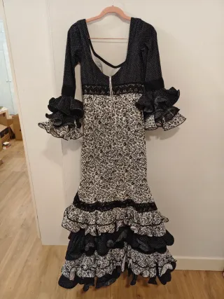Traje de Flamenca Negro y Blanco