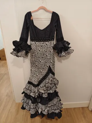 Traje de Flamenca Negro y Blanco