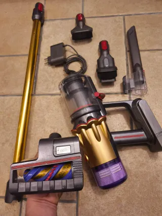 Dyson V12 Slim leggero e funzionante con accessori