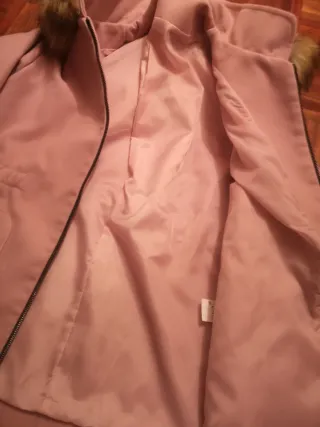 Abrigo rosa con capucha y pelo