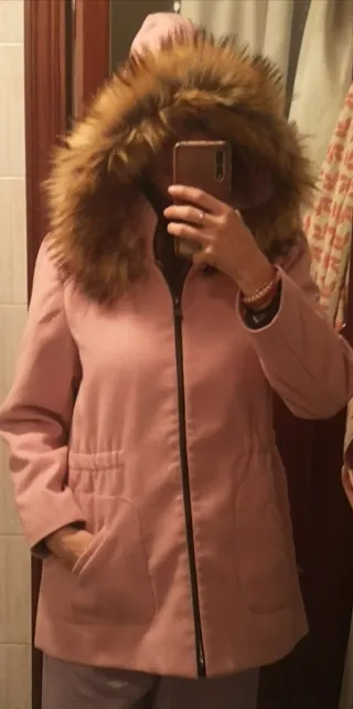 Abrigo rosa con capucha y pelo