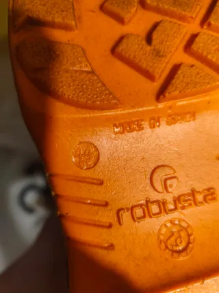 Botas de seguridad negras y naranjas