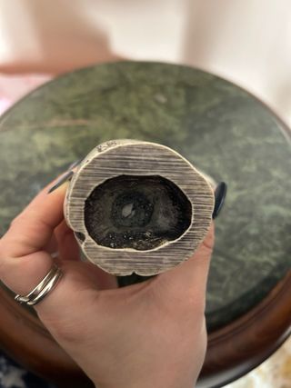 Corno inciso con nave e iscrizioni