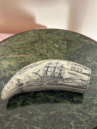 Corno inciso con nave e iscrizioni