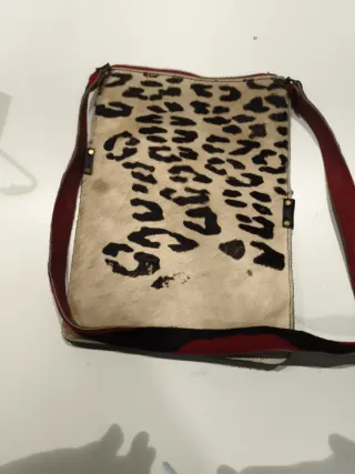 Bolso artesanal estampado de cuero