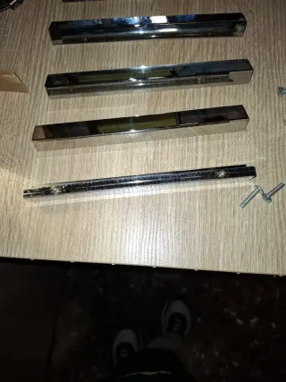 Tiradores metálicos plateados para armario